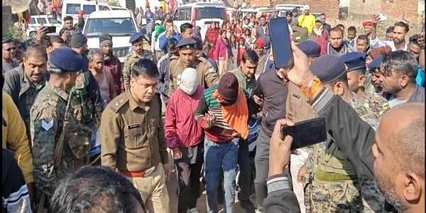 अंश और अंशिका 12 दिनों से सो रहे थे पुआल के बिस्तर पर