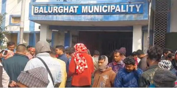 वेतन न मिलने से बालुरघाट में सफाई कर्मियों का आंदोलन, काम ठप होने से शहर में गंदगी का अंबार