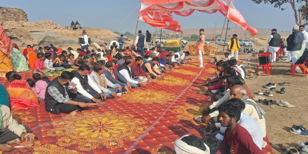 बंधी किनारे समरसता का संगम, खिचड़ी भोज में घुली मकर संक्रांति की मिठास