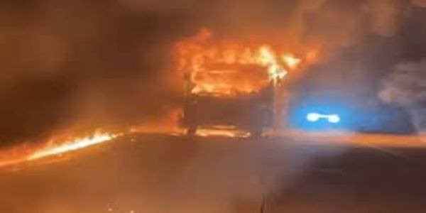 रायसेन में चलती बस में लगी आग, टायर फटने से भड़की चिंगारी, 5 फीट ऊंची लपटें उठीं, सभी यात्री सुरक्षित