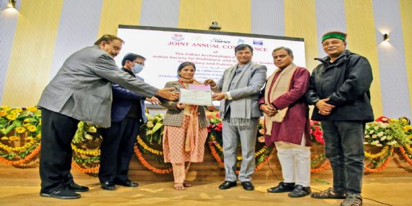 बीएचयू की शोध छात्रा गुनिया यादव को सर्वश्रेष्ठ शोधपत्र से सम्मानित किया गया