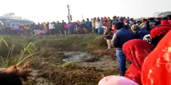 दासपुर में कीचड़ से सना शव बरामद, पुलिस जांच में जुटी