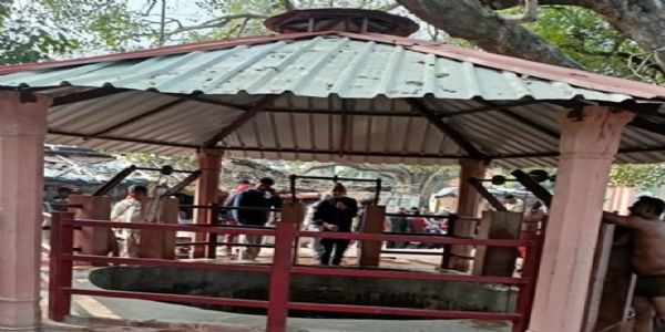 भरतकूप में मकर संक्रांति पर लोग कर रहे स्नान।