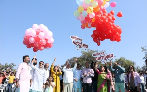 मुख्यमंत्री भूपेंद्र पटेल पतंग उठाते हुए