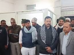 विधायक विष्णु खत्री देर रात अस्पताल पहुंचे