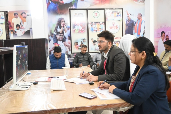 कलेक्टर दीपक सोनी विभागीय योजनाओं को लेकर समीक्षा बैठक लेते हुए