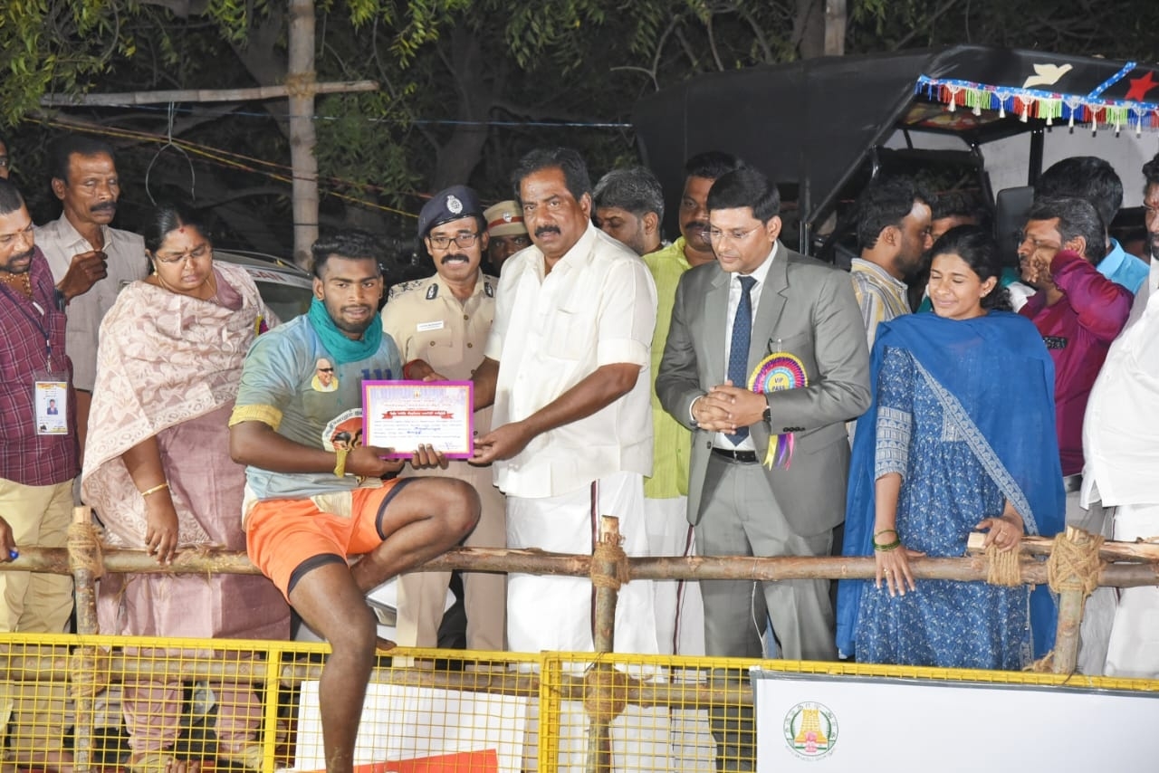 कार्थी ने दूसरा पुरस्कार जीता