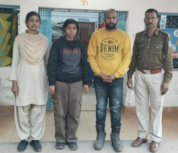 पुलिस गिरफ्त में युवक– युवती।