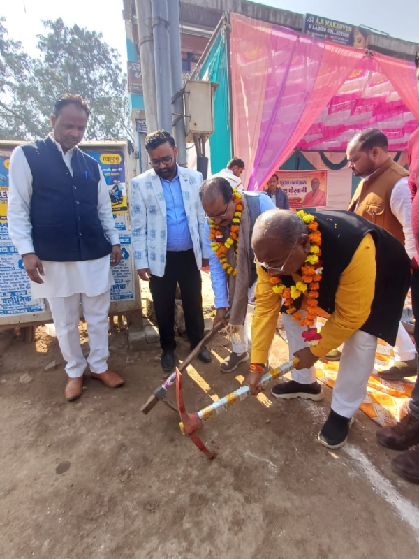 फावड़ा चला काम का श्री गणेश कराते सदर विधायक