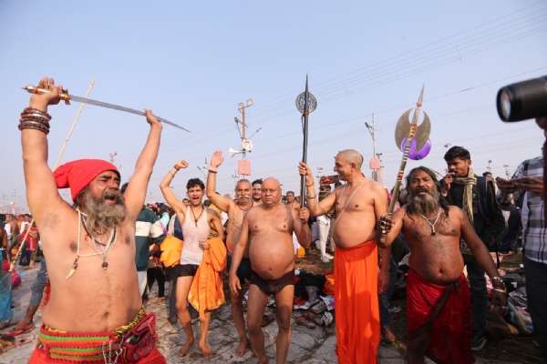 मकर संक्रांति पर्व को त्रिवेणी में डुबकी लगाते संतों का छाया चित्र