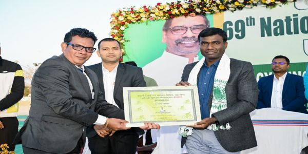 कार्यक्रम में सम्‍मानित करते उपायुक्‍त