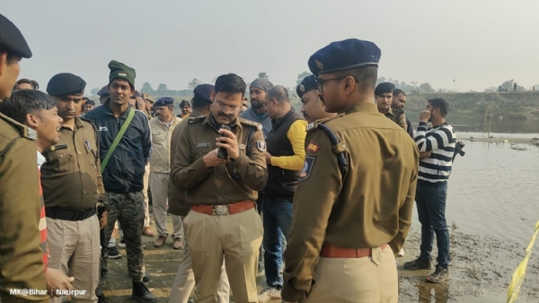 मुजफ्फरपुर पुल के नीचे पुलिस बल शव की शिनाख्त करते हुए