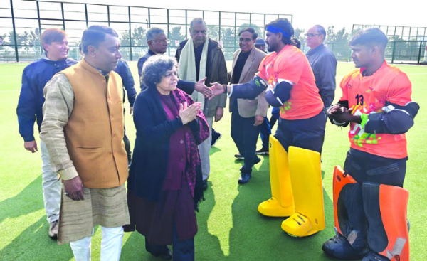 खिलाड़ियों से परिचय प्राप्त करतीं कुलपति