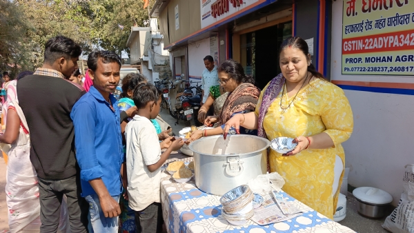 इंडेन गैस परिसर में प्रसादी वितरण करते हुए अग्रवाल परिवार के सदस्य। इंडेन गैस परिसर में प्रसादी वितरण करते हुए अग्रवाल परिवार के सदस्य।