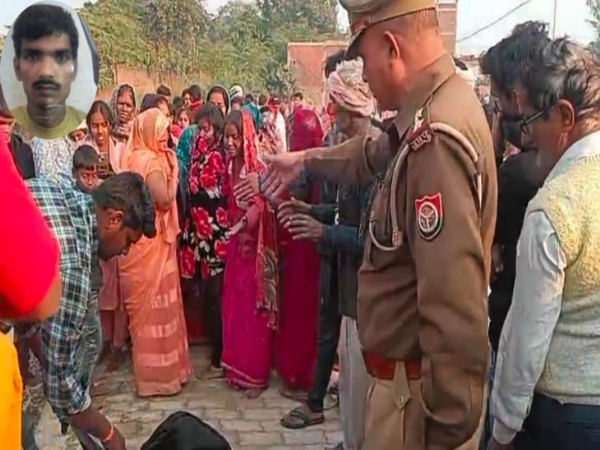 मृतक की जांच करते पुलिस