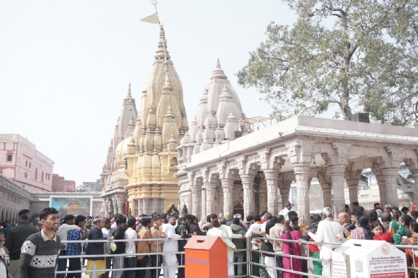 श्री काशी विश्वनाथ दरबार में कतारबद्ध श्रद्धालु