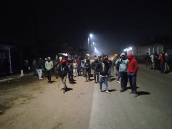 जैतहरी नगर में सडक में लाेग