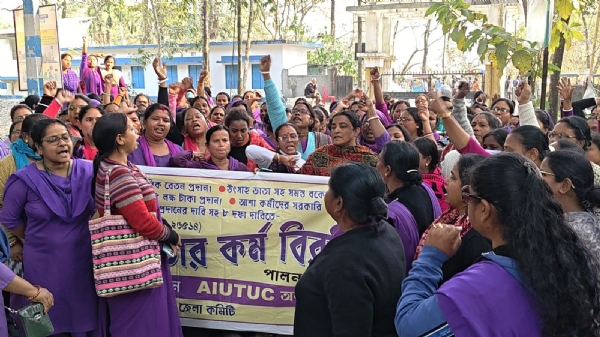 राजगंज ब्लॉक कार्यालय के सामने प्रदर्शन करती आशाकर्मी