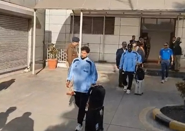 इंदौर पहुंचे भारतीय खिलाड़ी एयरपोर्ट से बाहर आते हुए इंदौर पहुंचे भारतीय खिलाड़ी एयरपोर्ट से बाहर आते हुए