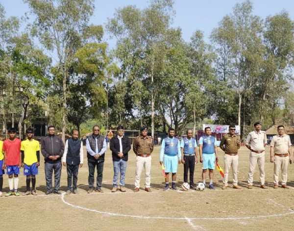 फुटबॉल खेल शुरुवात करते खिलाड़ी व अधिकारी