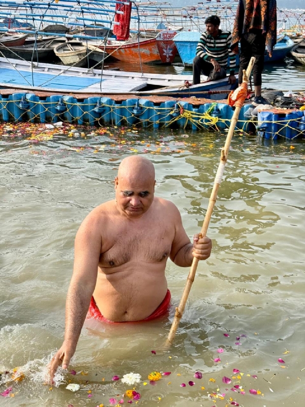 शंकराचार्य स्वामी अधोक्षजानंद देवतीर्थ महाराज का संगम में डुबकी लगाने का छाया चित्र