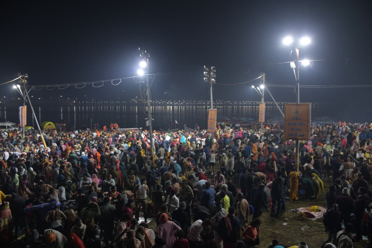 प्रयागराज के माघ मेले में श्रद्धालुओं का सैलाब