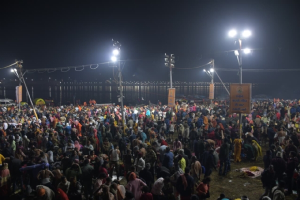 प्रयागराज के माघ मेले में श्रद्धालुओं का सैलाब