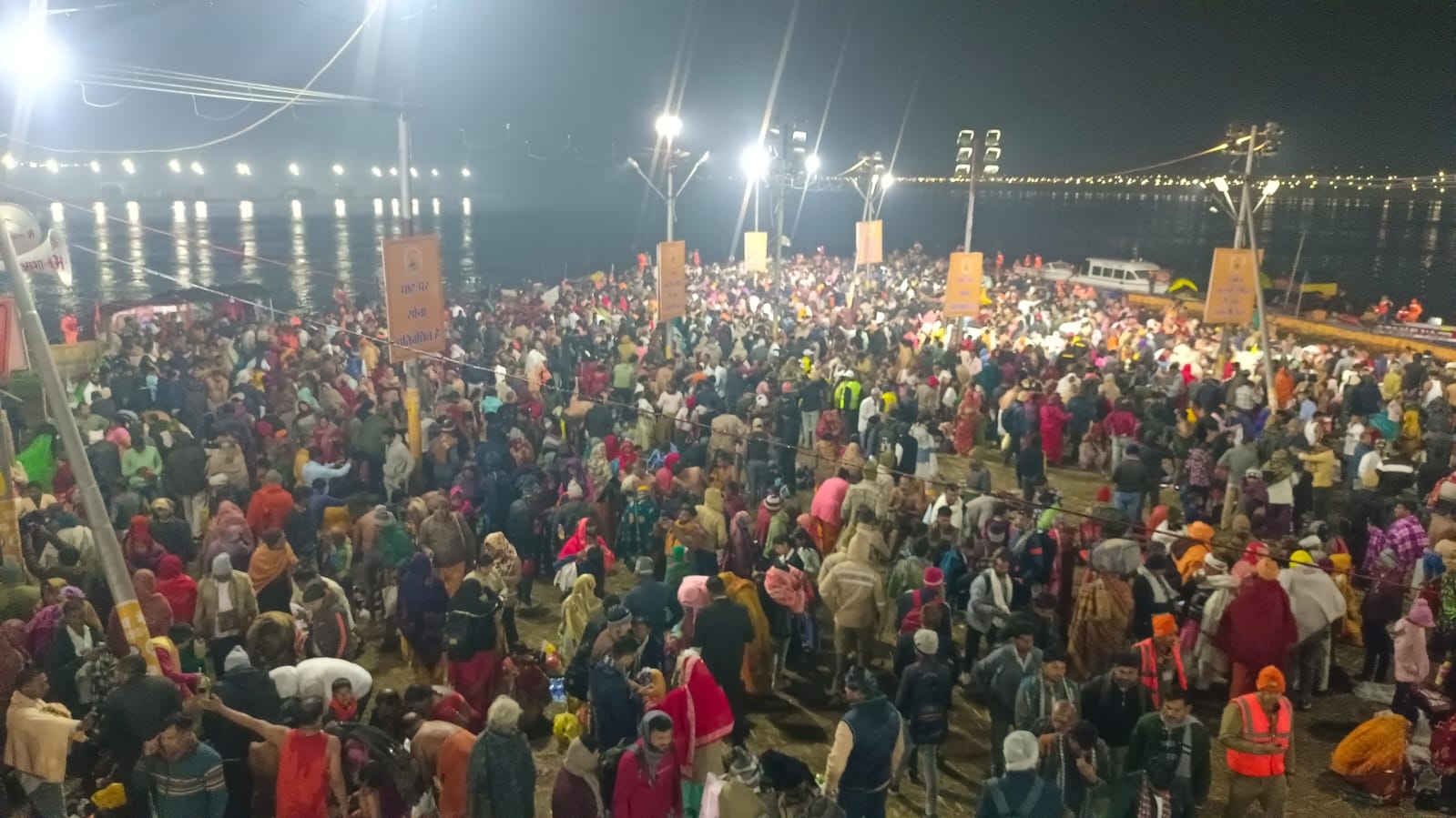 प्रयागराज के माघ मेले में श्रद्धालुओं का सैलाब