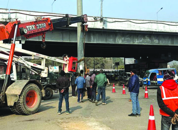 विद्युत पोल हटाते हुए