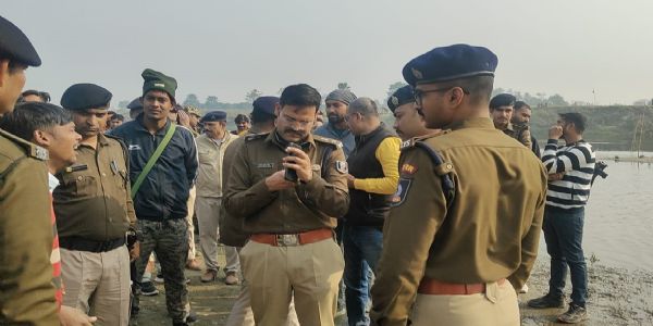 मुजफ्फरपुर नदीं के किनारे चार शवों को पोस्टमार्टम के लिए भेजते पुलिस अधिकारीगण