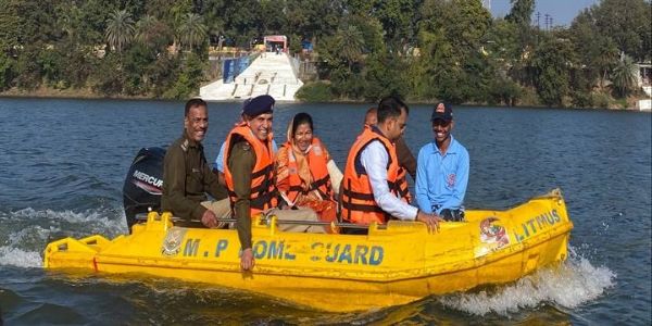 मंडलाः मकर संक्रांति पर संगम घाट पहुँचीं मंत्री संपतिया उइके, नौका विहार कर घाटों का किया भ्रमण