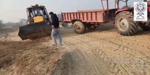 अबैध खनन करते दो जेसीबी व एक ट्रैक्टर काे पकड़ पुलिस को सौंपा