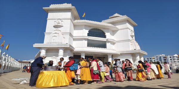 श्री राधा कृष्ण मंदिर में श्रद्धा के साथ मना मकर संक्रांति पर्व