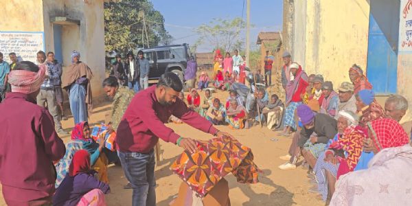 झामुमो नेता ने किया कंबलों का वितरण