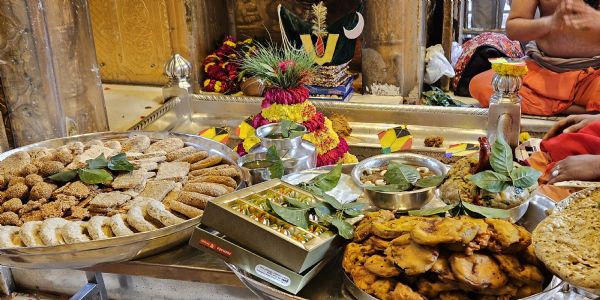 मकर संक्रांति पर्व पर श्री काशी विश्वनाथ की विशेष मध्याह्न भोग आरती, चढ़ा खिचड़ी प्रसाद