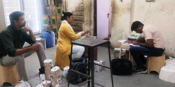 इंदौरः नकली की आशंका में 300 किग्रा पनीर और लगभग 1000 लीटर पामोलीन तेल जब्त