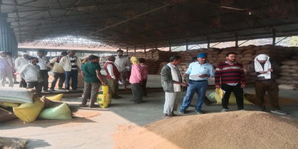 धान खरीद केन्द्र आमदी में किसानों का हंगामा