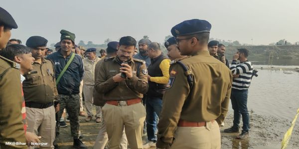 बिहार के मुजफ्फरपुर में नदी किनारे से चार शव बरामद