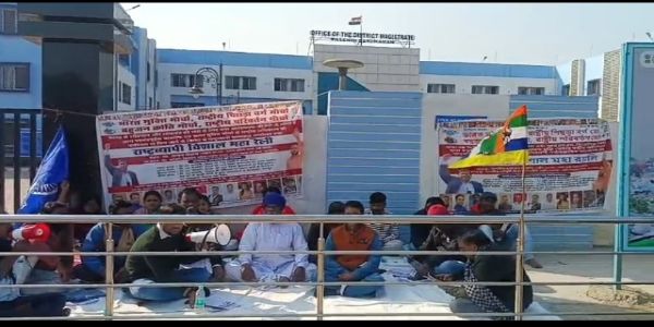 भारत मुक्ति मोर्चा, राष्ट्रीय पिछड़ा वर्ग मोर्चा बहुजन क्रांति मोर्चा और राष्ट्रीय परिवर्तन मोर्चा ने डीएम कार्यालय किया घेराव