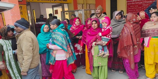 खड़ी डीसीएम में घुसी पिकअप,मुंडन के लिए जा रहे बच्चे की मौत, परिवार के 13 लोग घायल