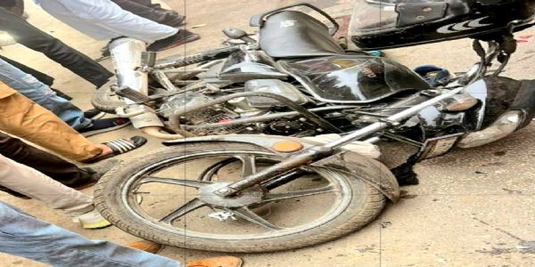 सड़क हादसे में बाइक सवार युवक की मौत, एक अन्य घायल
