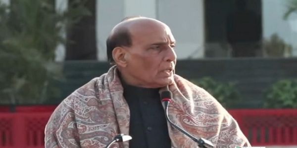 राजनाथ सिंह ने जयपुर मिलिट्री स्टेशन पर सैनिकों के साथ बातचीत करके बढ़ाया हौसला