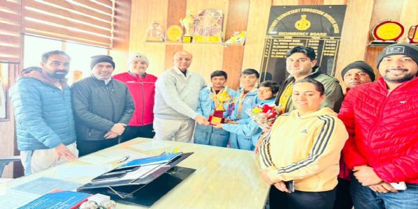 हिसार : हरियाणा टीम ने जिला मौलिक शिक्षा अधिकारी कार्यालय को भेंट की ट्रॉफी