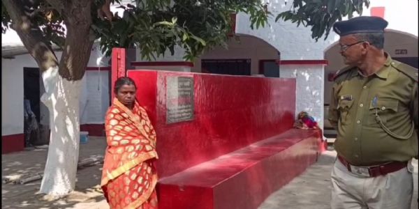 बच्चे को मां से छीनने लगी संदिग्ध महिला, पुलिस हिरासत में लेकर कर रही पूछताछ