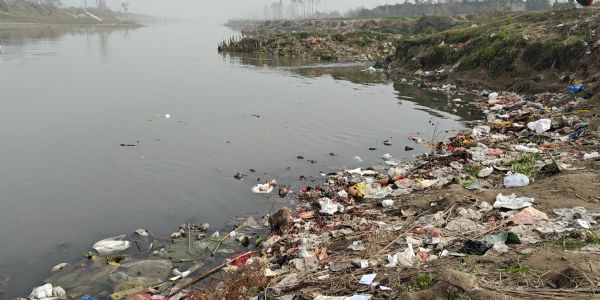 मकर संक्रांति : मुरादाबाद की रामगंगा व गागन में गंदगी, डुबकी लगाने से श्रद्धालुओं ने किया परहेज