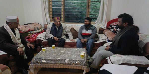 एससी कमीशन के अध्यक्ष तथा सदस्यों ने दिवंगत छात्रा के परिजनों से की मुलाकात