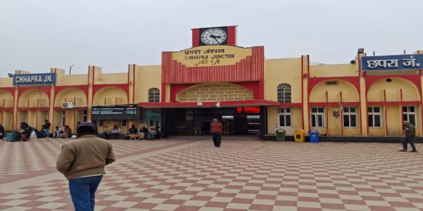 छपरा जंक्शन रेलवे स्टेशन पर स्टंट कर और रील बनने पर छह गिरफ्तार