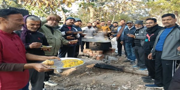 खिचड़ी खिला कर सूर्य के मकर राशि में प्रवेश का बुंदेलों ने किया स्वागत