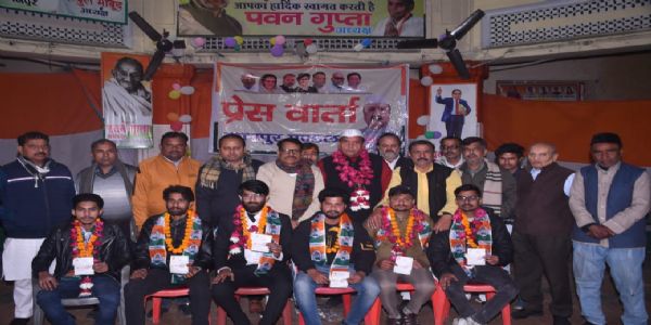 आम आदमी पार्टी के 11 पदाधिकारियाें ने थामा कांग्रेस का हाथ