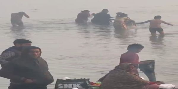 जय गंगा मइया के जयघोष संग मकर संक्रांति पर श्रद्धालुओं ने लगाई आस्था की डुबकी